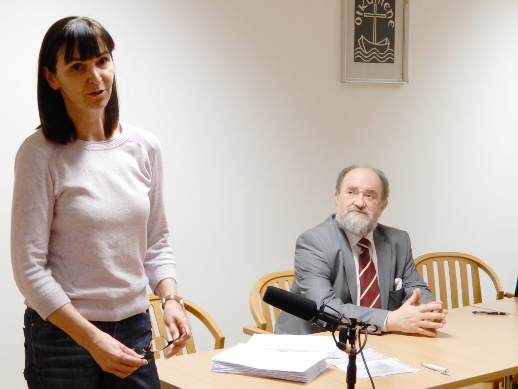 Az új elnök, Nagy Katalin, mögötte Bóna Zoltán titkár
